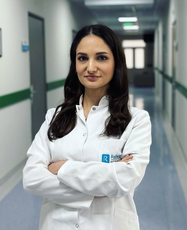 Həkim-pediatr Əzizə Şıxvəliyeva Referans Mərdəkan Hospital-ın koridorunda